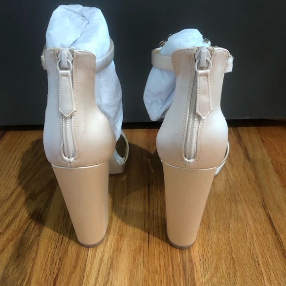 Badgley Mischka Women's Fascinate Heeled Sandal - Picture 10 of 12